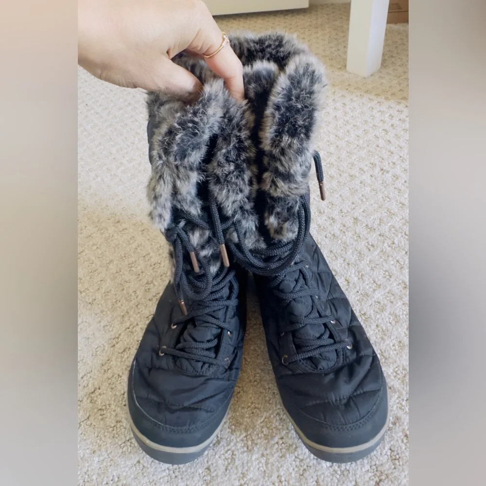Brand new Columbia Women's Quilted Winter snow Boots - Black (-25)